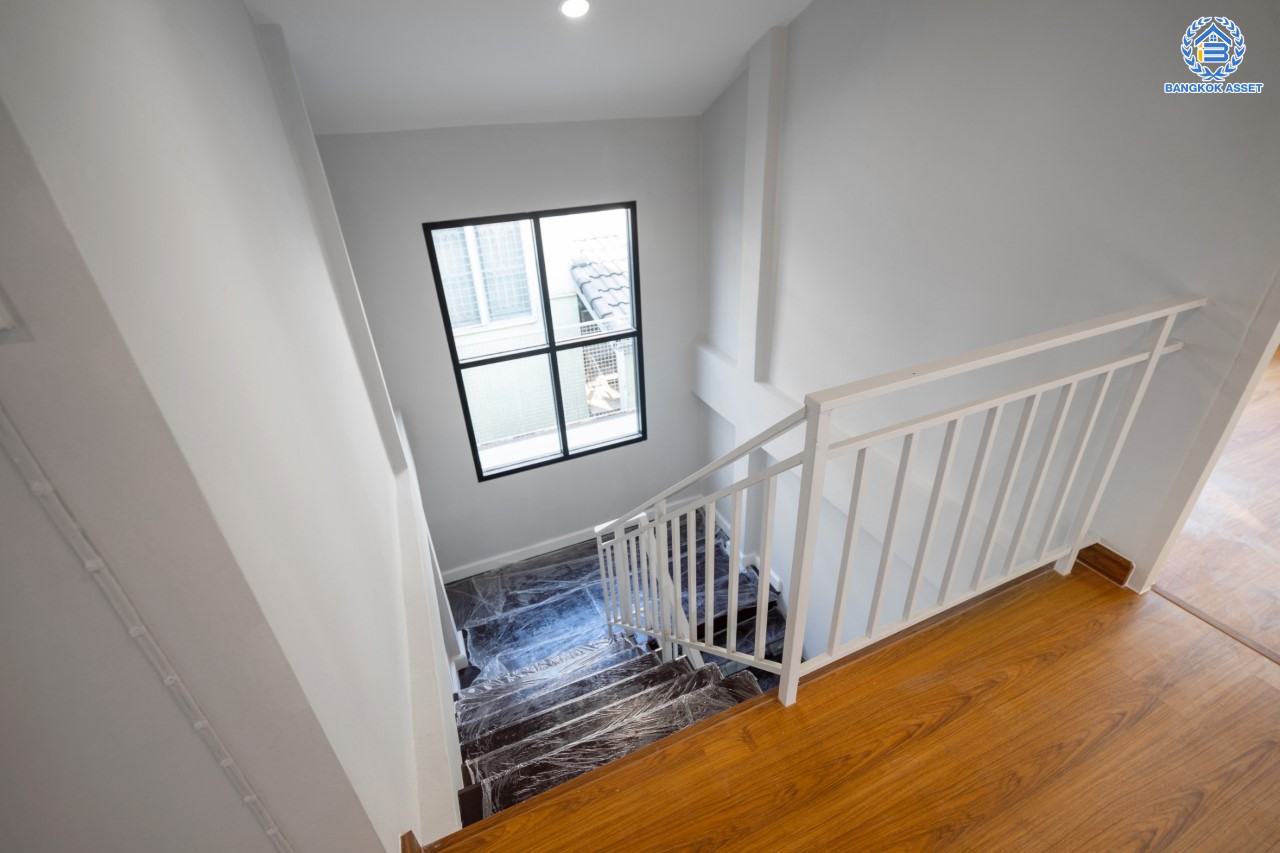 บ้านมือสองตกแต่งใหม่ ทำเลใจกลางเมือง ม.บ้านประชาชื่น ประชาชื่น-สามัคคี เนื้อที่ 60 ตร.ว. ฟังก์ชัน 3 ห้องนอน 2 ห้องน้ำ 2 ที่จอดรถ บนทำเลเดินทางสะดวก เชื่อมต่อหลายเส้นทาง ใกล้เดอะมอลล์งามวงศ์วาน เซ็นทรัลแจ้งวัฒนะ ทางด่วน และรถไฟฟ้า (สายสีชมพู)